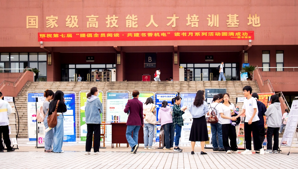 读者在“数据库使用咨询台”前咨询数据库使用方法 读者在“数据库使用咨询台”前咨询数据库使用方法